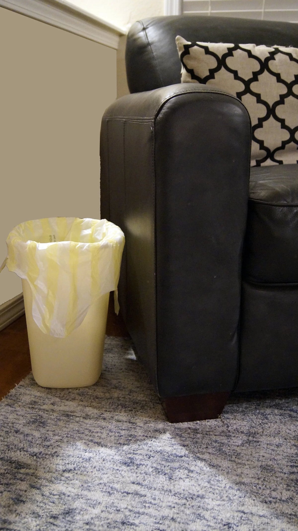 Hero Small Trash Bags, 4 Gallon, 40 Bags (Lemon Scent), Odor Neutralizer, Flap Ties