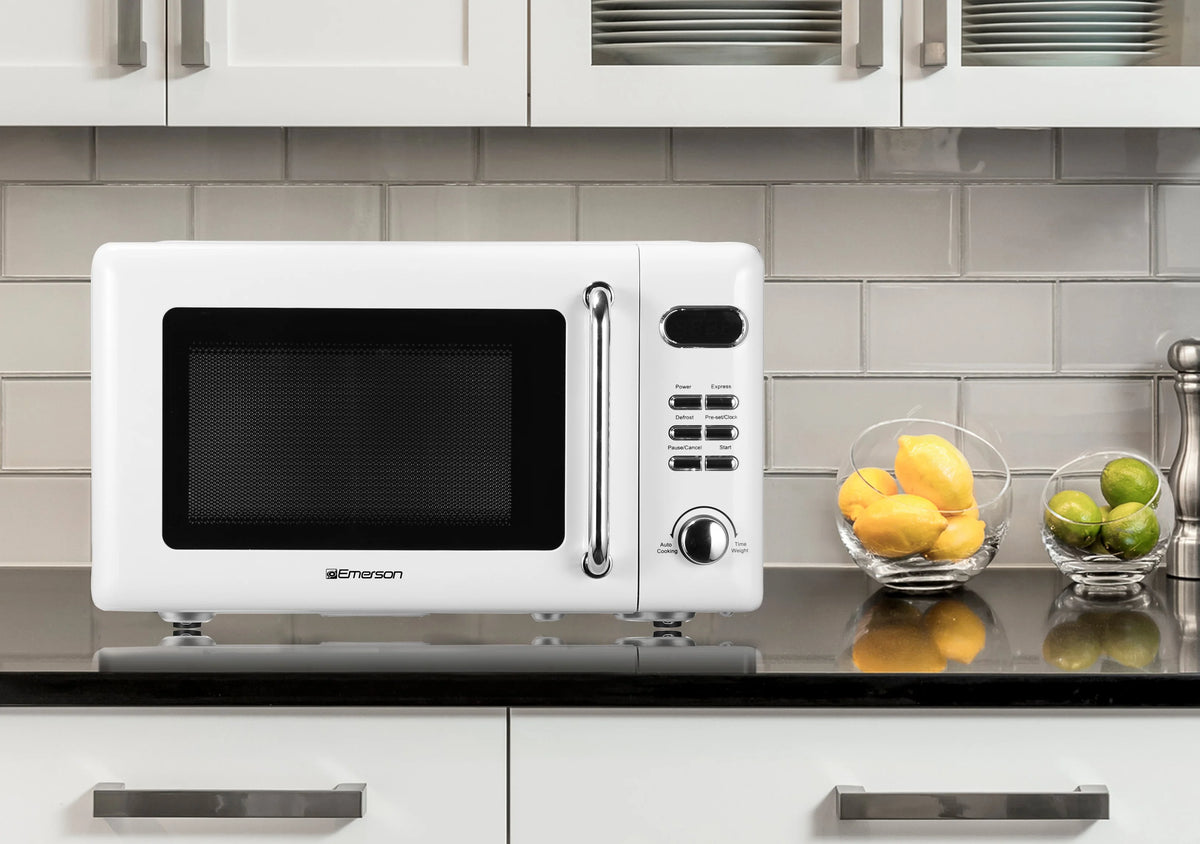 Emerson 0.7 Cu Ft, 700W White Retro Countertop Microwave Oven, MWR7020W