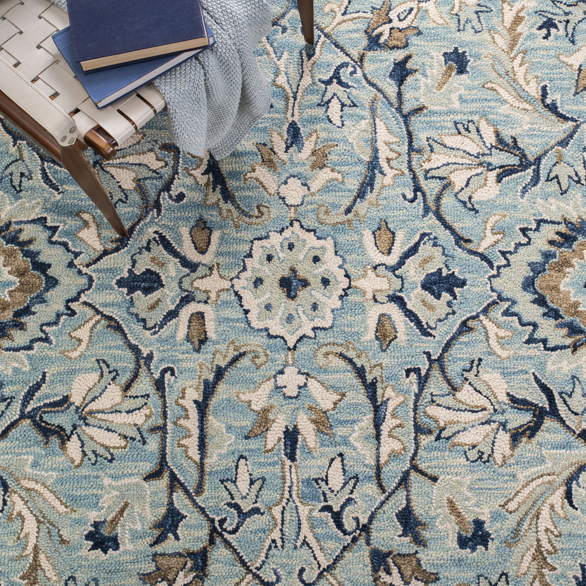 SAFAVIEH Blossom Frona Floral Wool Runner Rug, Blue/Ivory, 2'3" x 14'
