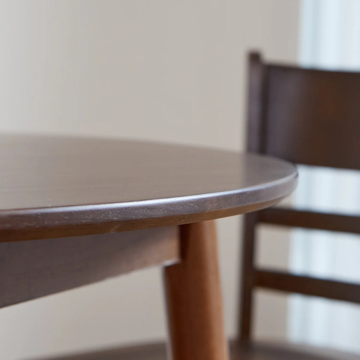 Livinia Aslan 35.4" Round Wooden Dining Table (Natural)