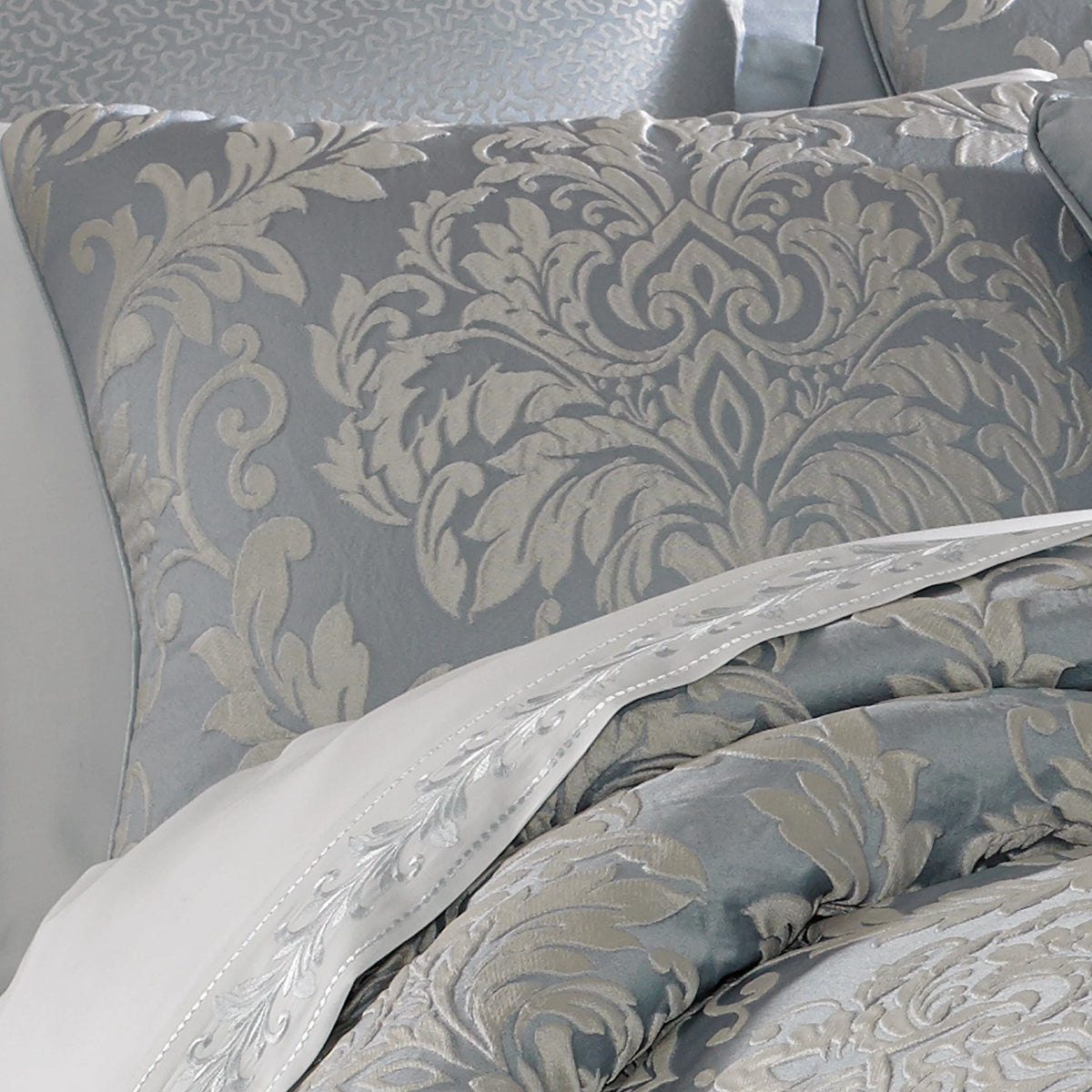 Five Queens Court  Faith Woven Jacquard 4-piece Comforter Set Queen Designer, Victorian