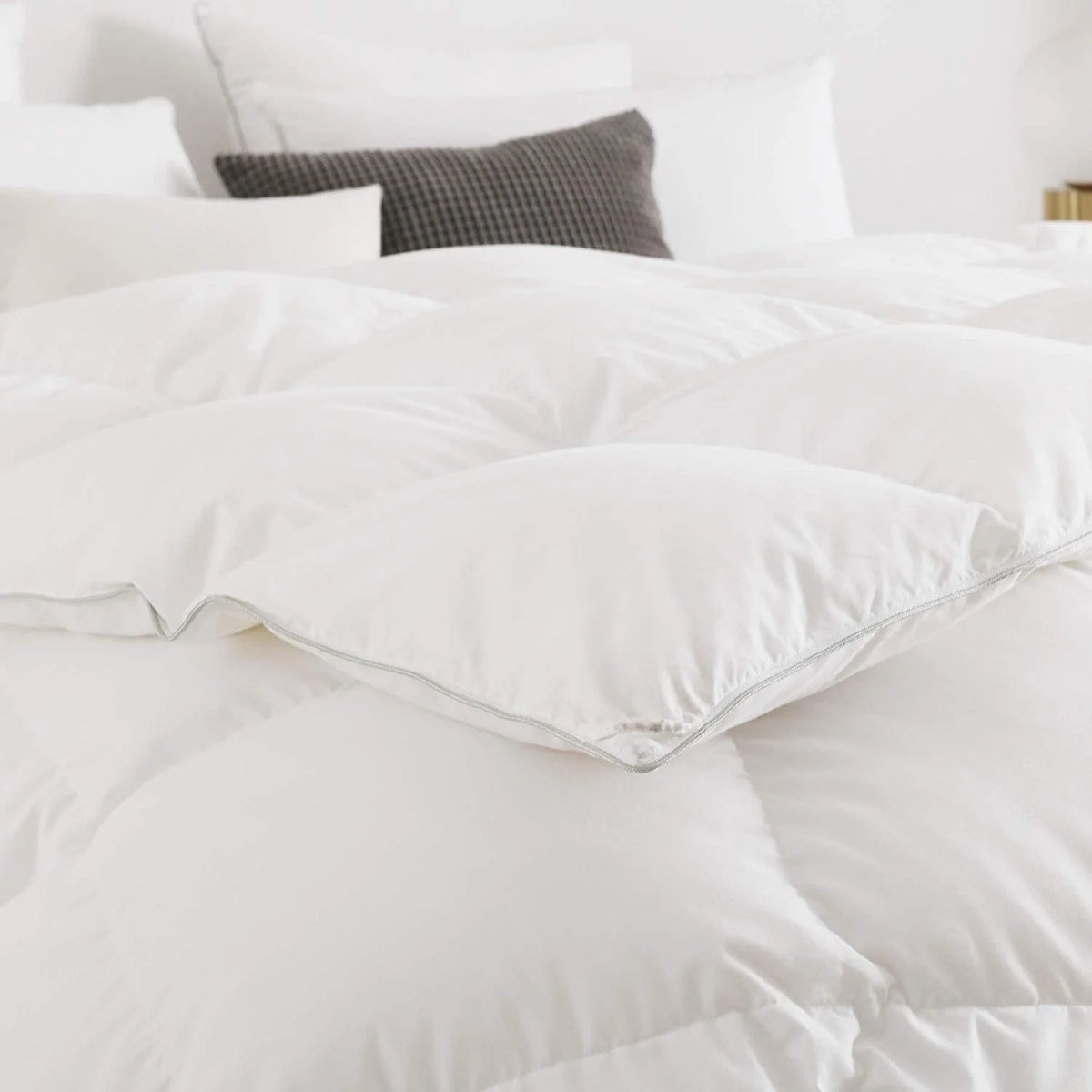 KASENTEX Luxurious White Down Comforter All Seasons Solid White Duvet Insert Brushed Poly-Cotton Shell Down Proof Cozy Soft with Tabs, White, Twin Size
