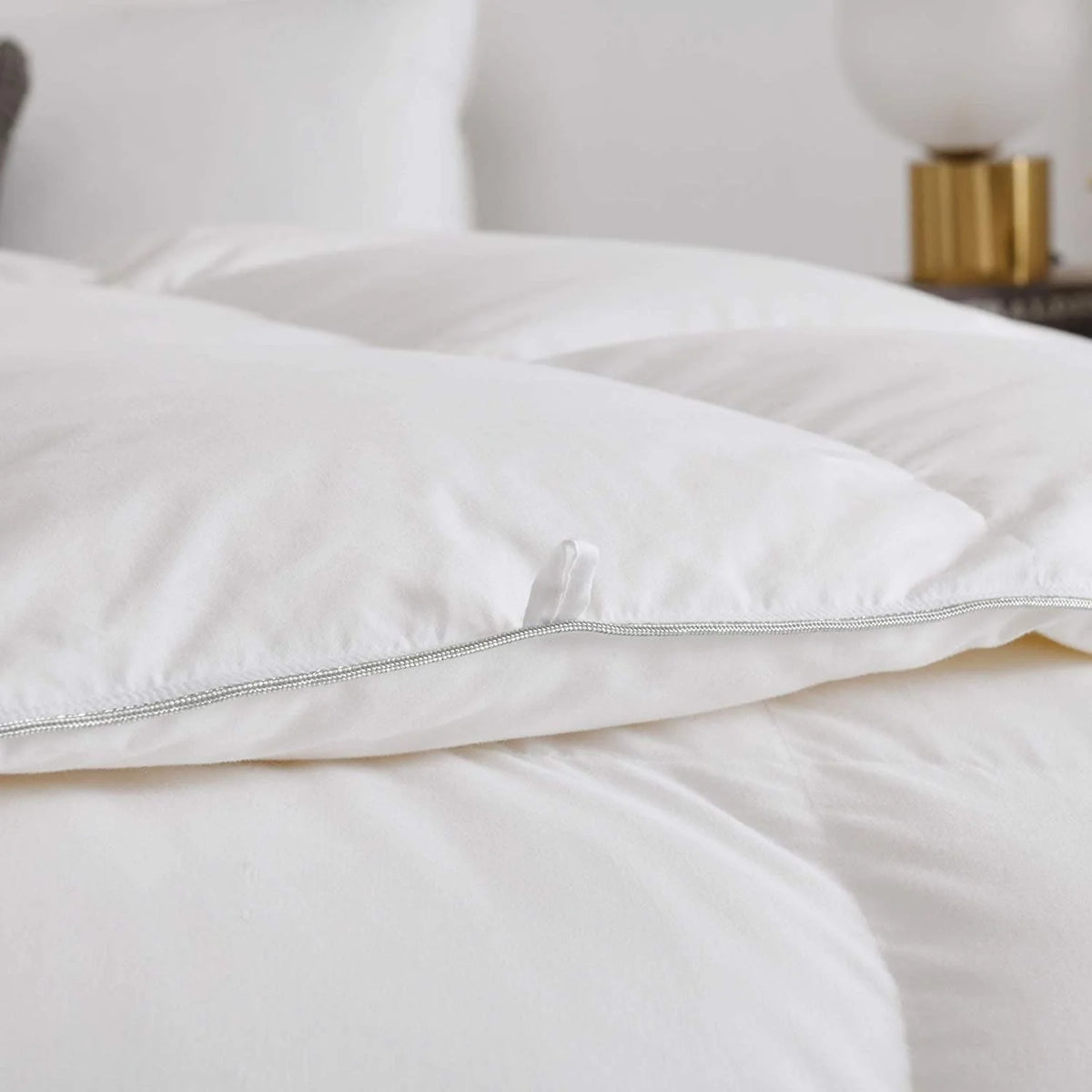 KASENTEX Luxurious White Down Comforter All Seasons Solid White Duvet Insert Brushed Poly-Cotton Shell Down Proof Cozy Soft with Tabs, White, Twin Size