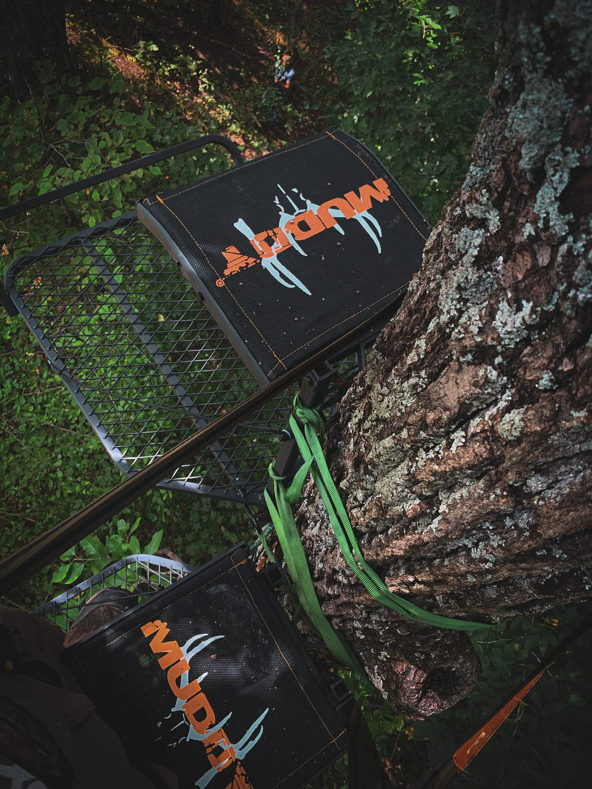MUDDY Boss XL Hang-on, Durable Weather-Resistant Outdoor Hunting Tree Stand, Wide Stance Platform with Fixed Footrest & Flip-Back Flex-Tek Seat, 300 Pound Maximum Capacity
