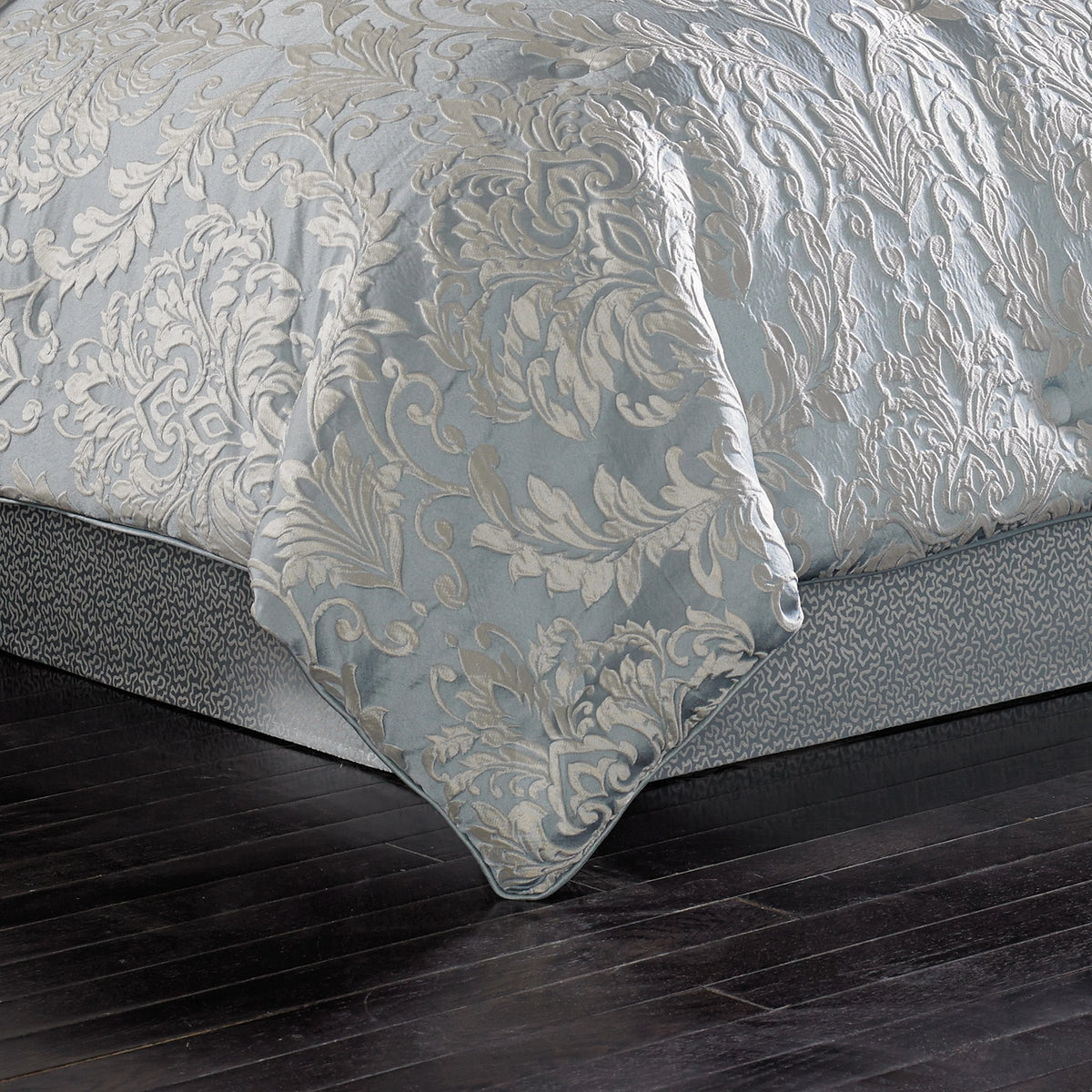 Five Queens Court  Faith Woven Jacquard 4-piece Comforter Set Queen Designer, Victorian